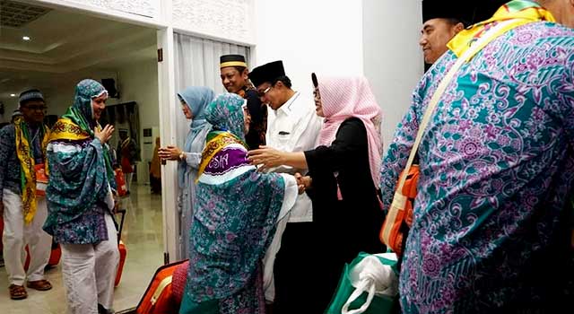 Neni Lepas Ratusan Jemaah Haji