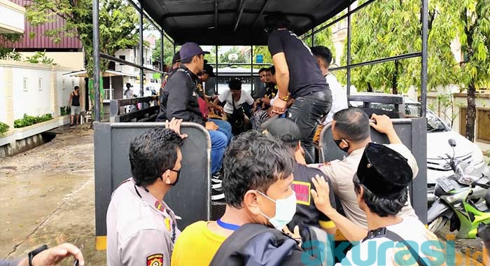 puluhan anggota ormas