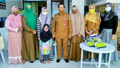 Dharma Wanita Unit Disnaker Bontang Berbagi Beras, Aksi Sosial di Tengah Pandemi