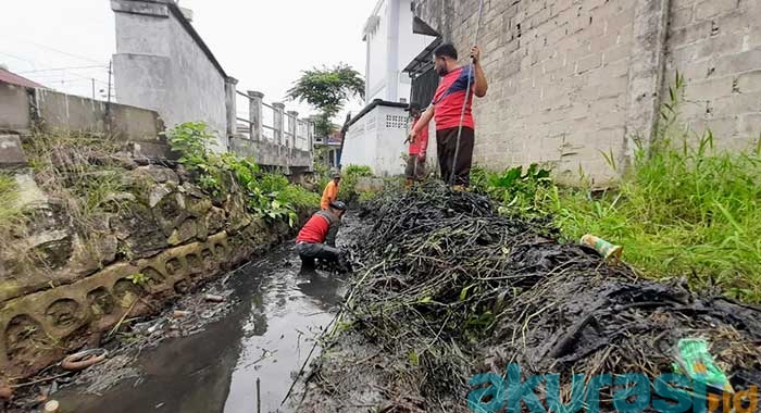 Jaga Kebersihan Lingkungan, Camat Bontang Selatan Gotong Royong Bersihkan Drainase Tanjung Laut Indah