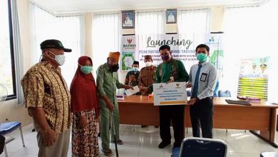 Baznas Serahkan Rekening Tabungan Mustahik Rutin di Bontang