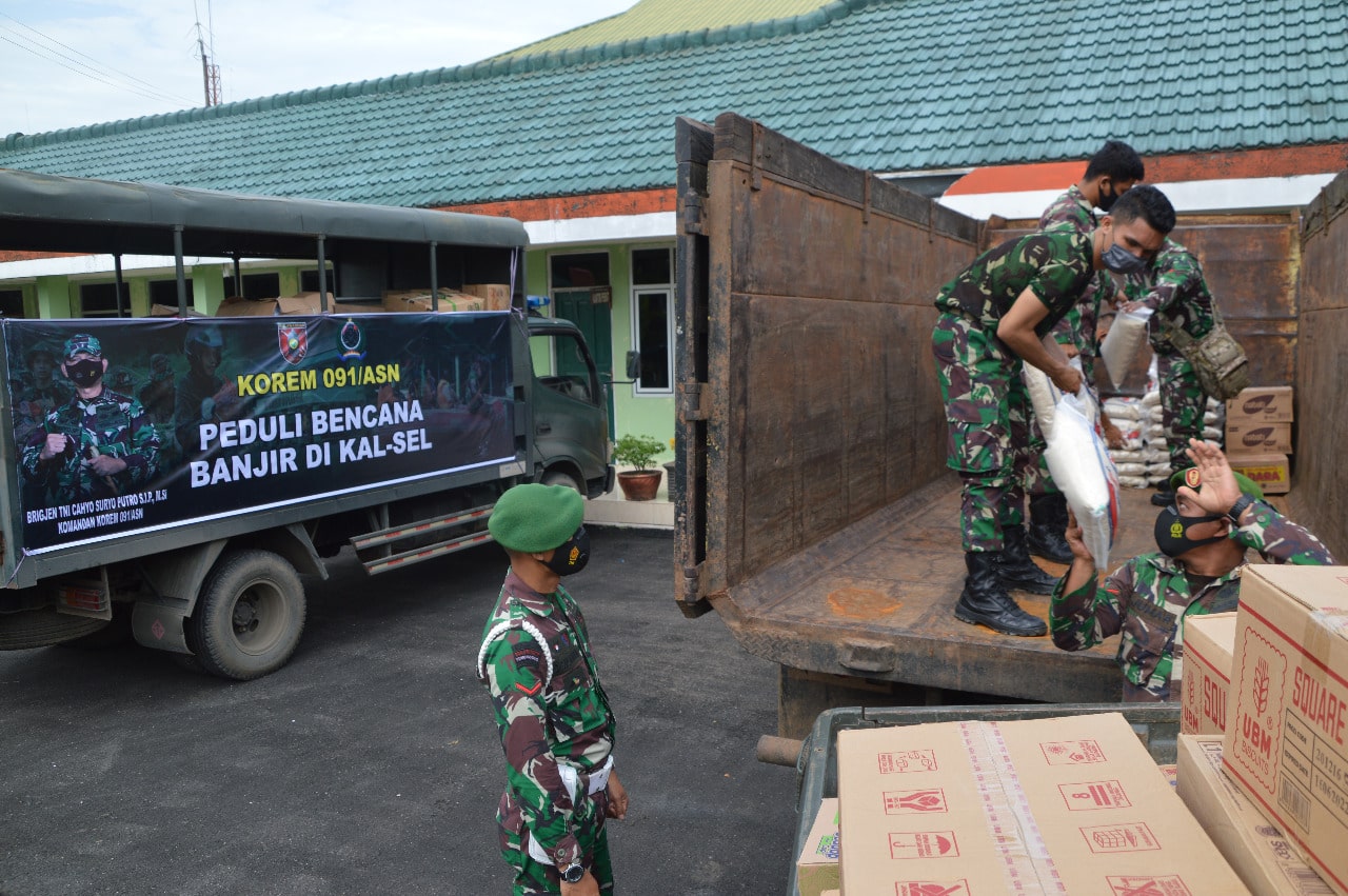 Korem 091/ASN Peduli Banjir Kalsel melalui Kodim 0904/Tng Kirim 2 Truk Sembako 