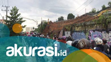 Jalan Anggur Diterpa Longsor, Diduga Akibat Pemapasan Pohon, 2 Motor Tertimpa Beton