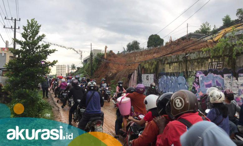 Jalan Anggur Diterpa Longsor, Diduga Akibat Pemapasan Pohon, 2 Motor Tertimpa Beton