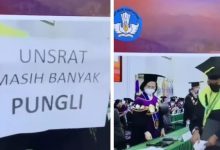 Wisuda Unsrat Viral, Wisudawan Beri Kertas Pesan Pungli di Kampus