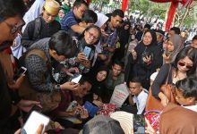 Makam hingga Foto Eril Jadi Sasaran Warga Berswafoto