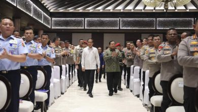 Prabowo Subianto Dampingi Jokowi Tinjau IKN dan Catat Arahan untuk TNI-Polri
