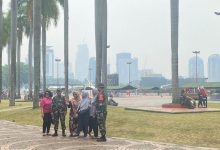 Warga Antusias Saksikan Geladi Bersih HUT Ke-79 TNI di Monas, Berfoto Bersama TNI Jadi Momen Spesial