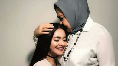 Denada Tiba di Banyuwangi untuk Beri Penghormatan Terakhir kepada Ibunda Emilia Contessa