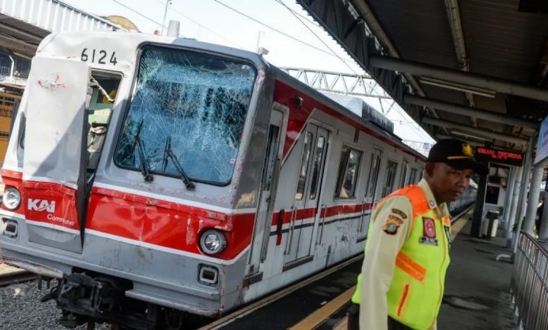 KRL Tangerang Tabrak Truk di Perlintasan, Masinis dan Dua Pengendara Motor Luka-Luka