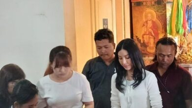 Ketegaran Sarwendah di Tengah Duka: Prosesi Kremasi Ayahnya Dibalut Tradisi Tionghoa dan Upacara Pedang Pora