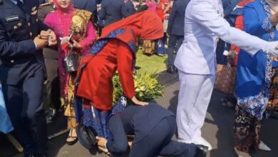 Letda Axel Cium Kaki Ibu Usai Raih Adhi Makayasa TNI AU, Momen Haru Warnai Pelantikan 2.000 Perwira oleh Presiden Prabowo